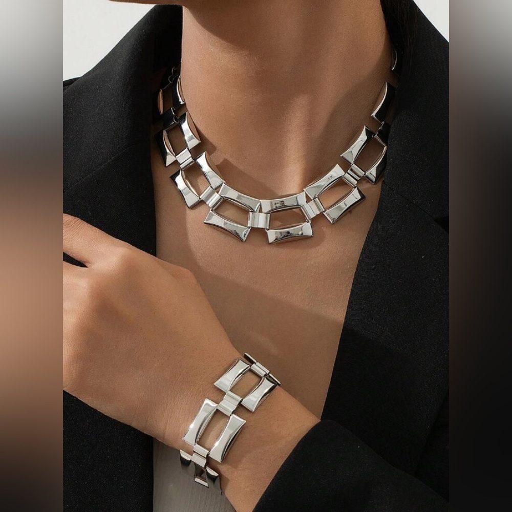 Elegant Silver Tone Necklace and‎ Bracelet Set